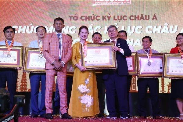 Nhà sưu tập Nguyễn Thị Thanh Tâm đón nhận Kỷ lục châu Á từ TS. Biswaroop Roy Chowdhury, Chủ tịch Liên minh Kỷ lục Thế giới (WorldKings), Tổng giám đốc Kỷ lục châu Á.