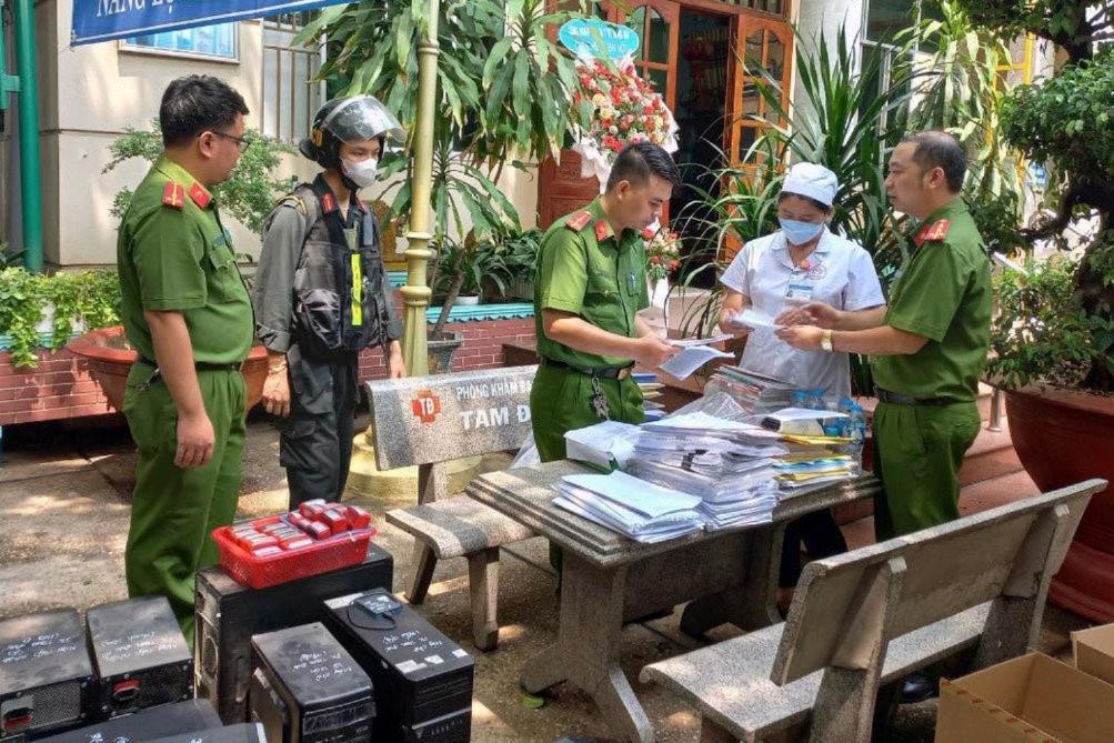 Lực lượng chức năng khám xét, thu giữ nhiều tài liệu tại một phòng khám ở TP Biên Hòa, Đồng Nai