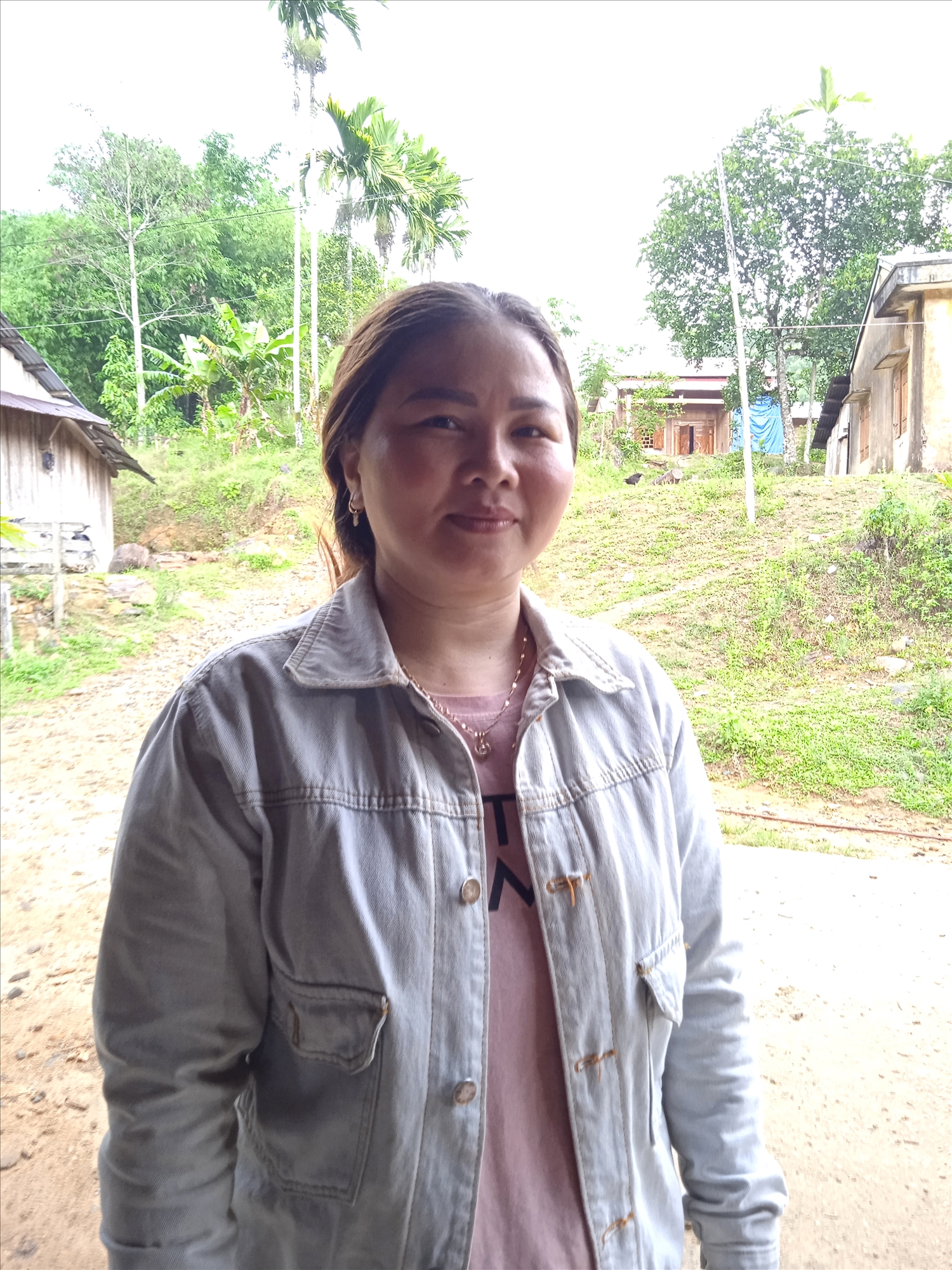 Với tinh thần trách nhiệm trong công việc, tận tụy giúp đỡ người dân, chị Nguyễn Thị Hà - Bí thư chi bộ thôn 5 được cấp trên tin tưởng, Nhân dân yêu mến.