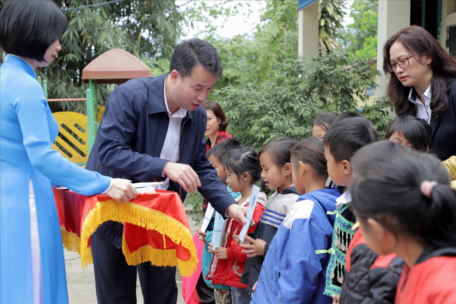 Tổng Giám đốc BHXH Việt Nam Nguyễn Thế Mạnh tặng thẻ BHYT cho học sinh tại tỉnh Điện Biên.