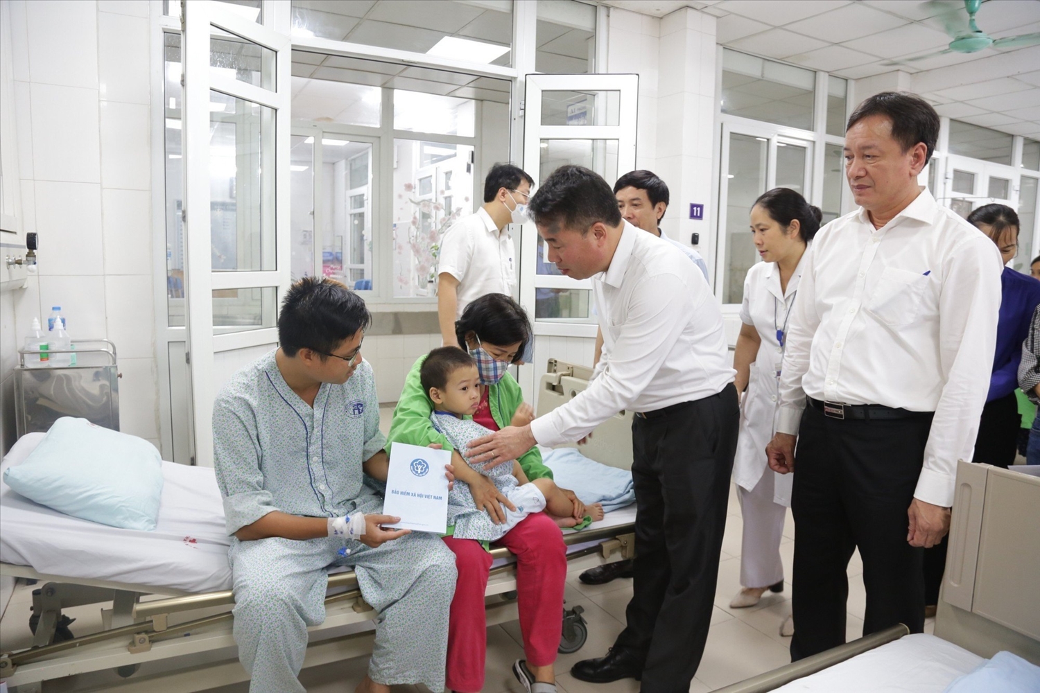 Tổng Giám đốc BHXH Việt Nam Nguyễn Thế Mạnh thăm hỏi các nạn nhân của vụ cháy chung cư mini ở Khương Hạ đang điều trị tại Bệnh viện đa khoa Xanh Pôn.