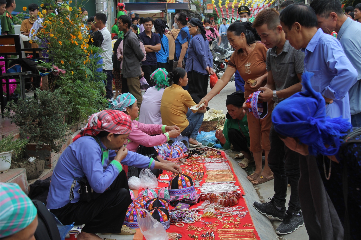 Nét độc đáo ở chợ phiên Bảo Lạc không chỉ là sự mua bán, trao đổi tấp nập mà còn là sự gìn giữ bản sắc văn hóa dân tộc 