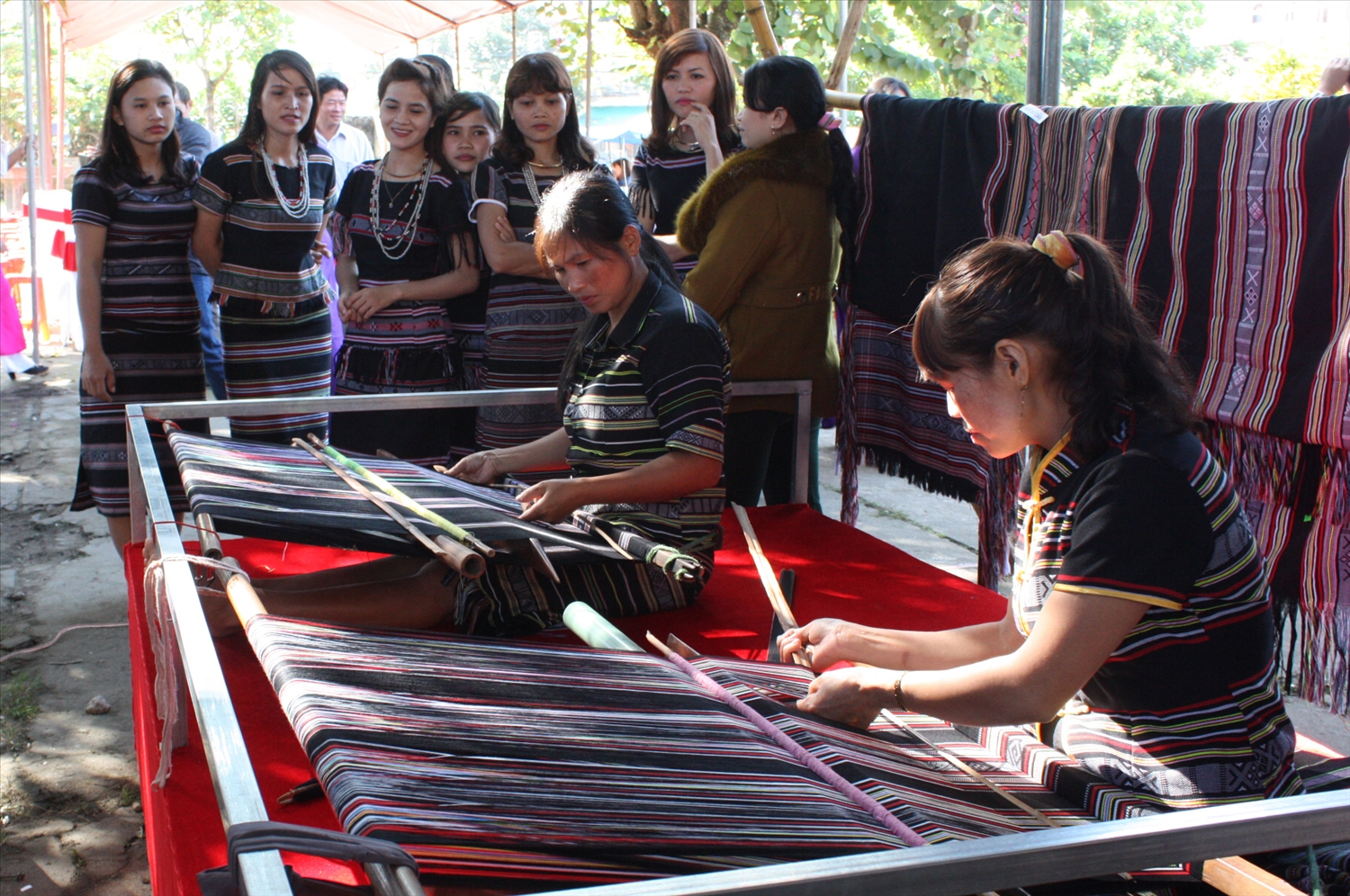 Nhiều phụ nữ dệt thổ cẩm Làng Teng có việc làm thường xuyên và thu nhập ổn định nhờ liên kết với HTX Nông nghiệp Cao Muôn Ba Tơ tiêu thụ sản phẩm