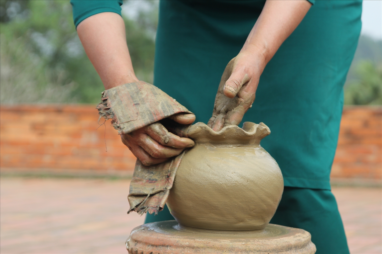 Những sản phẩm làm bằng gốm được nặn bằng tay vốn chất chứa nhiều công sức và sự tỉ mỉ của người dân làng Bàu Trúc