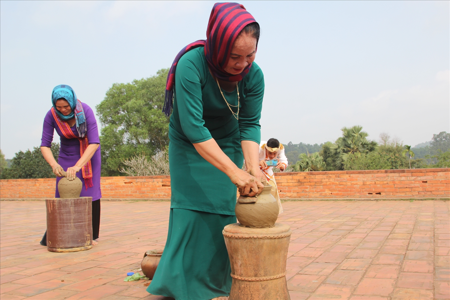 Các nghệ nhân làm gốm Bàu Trúc, trình diễn làm gốm tại Làng Văn hoá Du lịch các Dân tộc Việt Nam