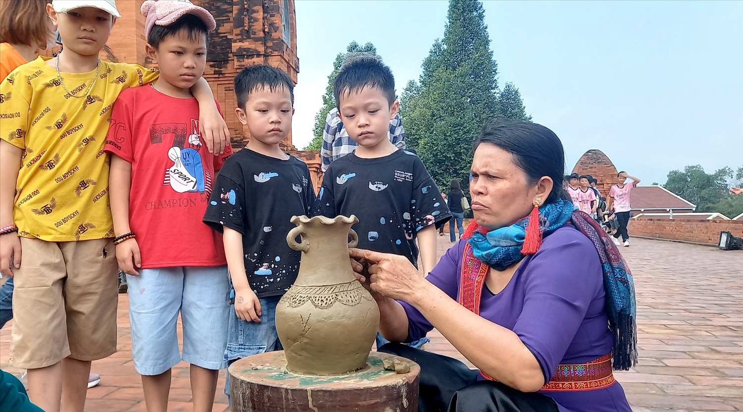 Màn tái hiện làm gốm Bàu Trúc tại Làng Văn hoá Du lịch các dân tộc Việt Nam thu hút các du khách nhí