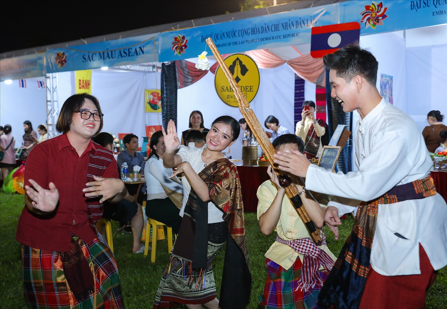 Các lưu học sinh Lào múa Lăm vông theo giai điệu khèn bè của lưu học sinh Thái Lan tại Ngày hội văn hóa hữu nghị “Sắc màu ASEAN”.