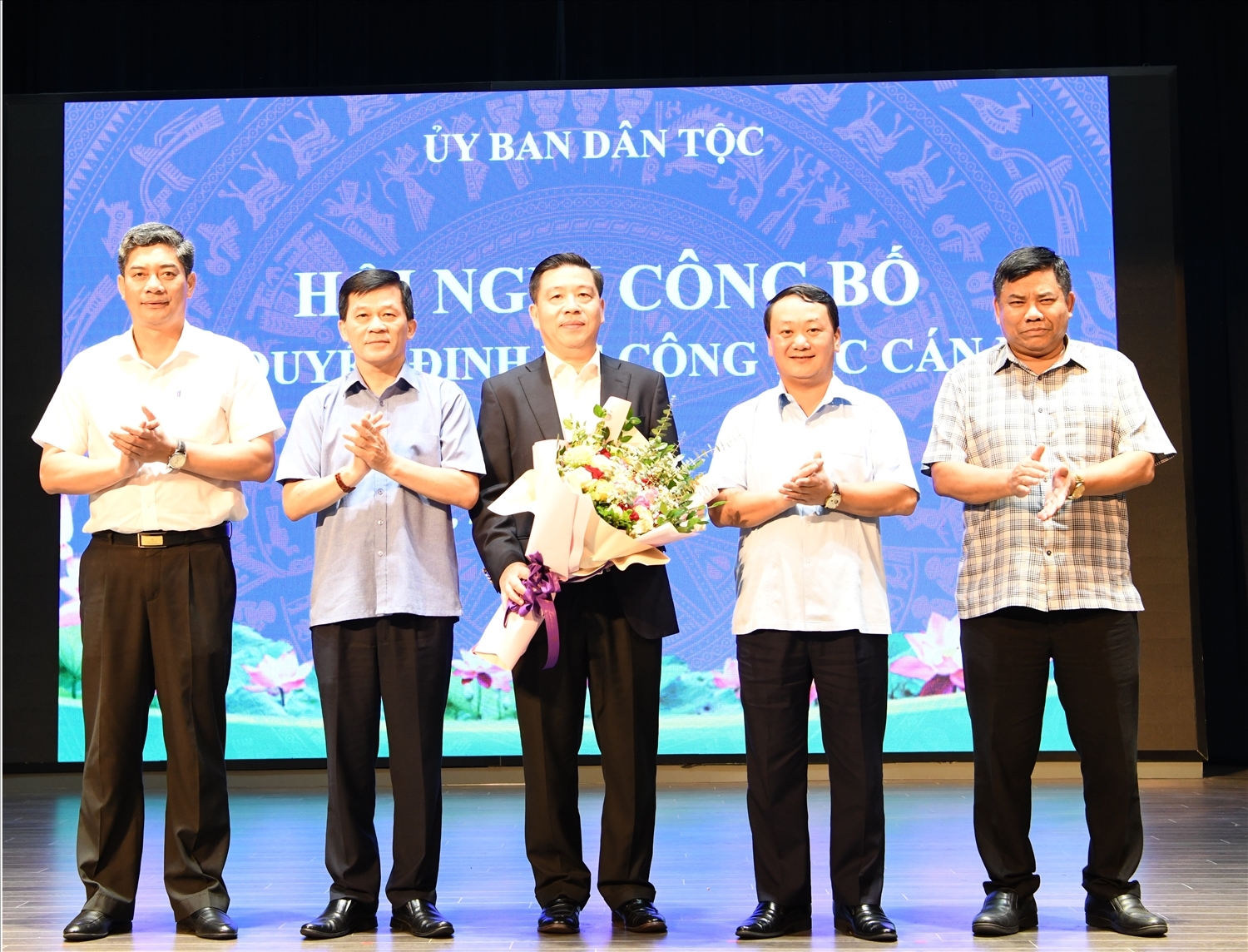 Các đồng chí lãnh đạo UBDT tặng hoa chúc mừng Thứ trưởng, Phó Chủ nhiệm UBDT Lê Sơn Hải