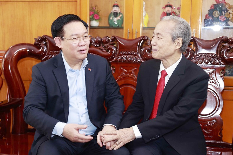 Chủ tịch Quốc hội Vương Đình Huệ thăm hỏi gia đình cố Chủ tịch Quốc hội Nguyễn Hữu Thọ. (Ảnh: TTXVN)