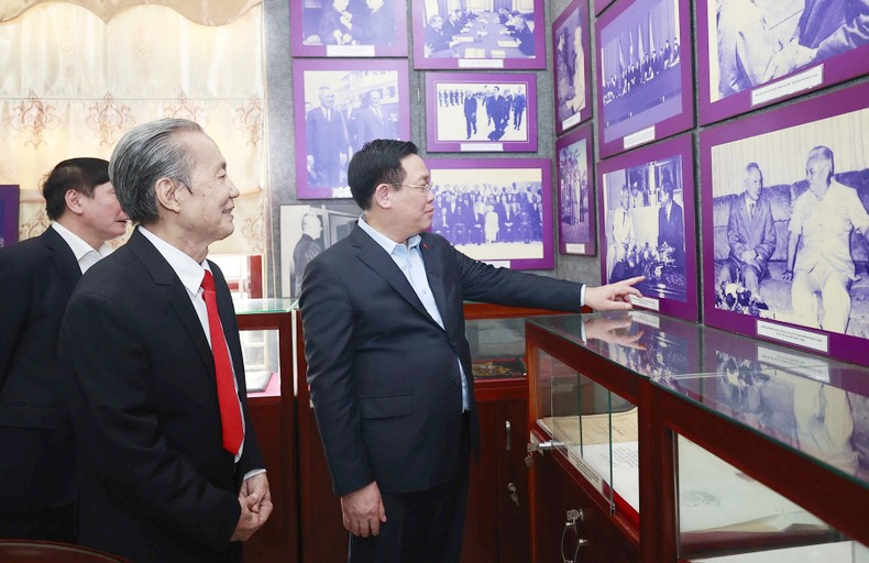 Chủ tịch Quốc hội Vương Đình Huệ tham quan phòng truyền thống của gia đình cố Chủ tịch Quốc hội Nguyễn Hữu Thọ. (Ảnh: TTXVN)