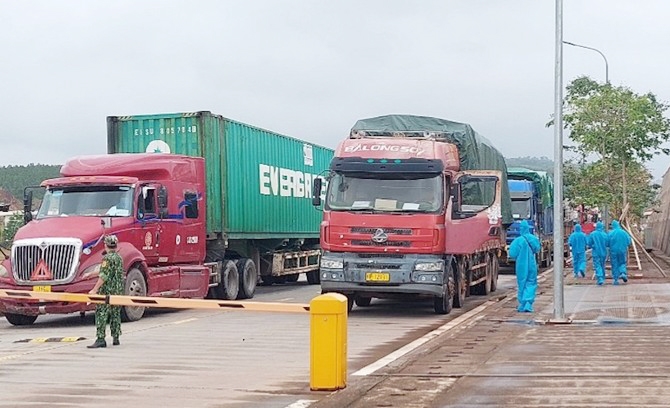 Các phương tiện làm thủ tục thông quan hàng hóa xuất nhập khẩu tại lối mở Km3+4 Hải Yên, Móng Cái, Quảng Ninh