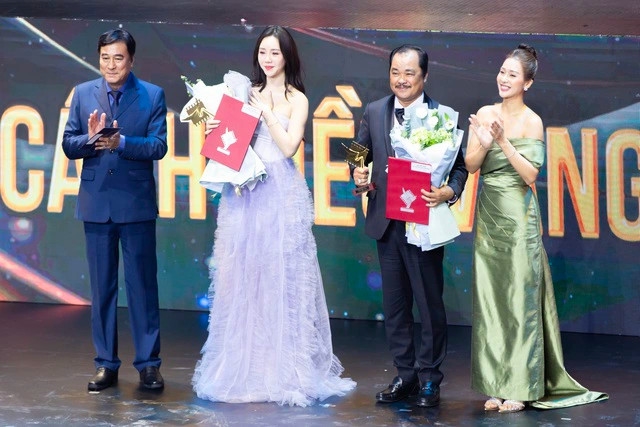 Nữ diễn viên Quỳnh Kool lên sân khấu nhận giải nữ chính mảng truyền hình với vai diễn trong "Đừng Làm Mẹ Cáu"