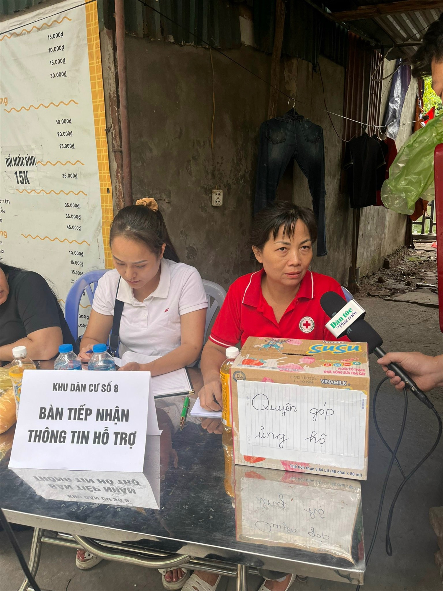 Theo bà Nguyễn Thị Thanh Hường, ngay khi nghe thông tin vụ cháy, cấp ủy chi bộ và các đoàn thể của khu dân cư đã chủ động lập bàn tiếp nhận thông tin, kịp thời hỗ trợ các nạn nhân