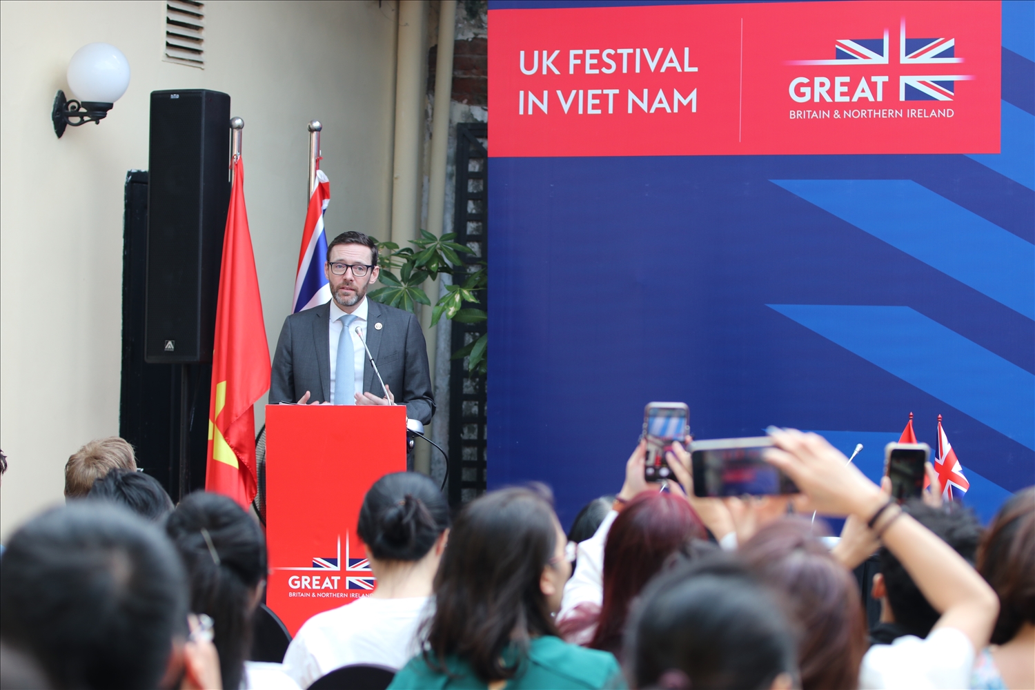 Ông Iain Frew - Đại sứ Anh tại Việt Nam phát biểu tại buổi họp báo