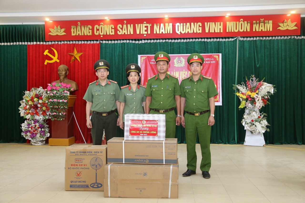 Đoàn công tác tặng quà Công an xã Chiềng Lương.